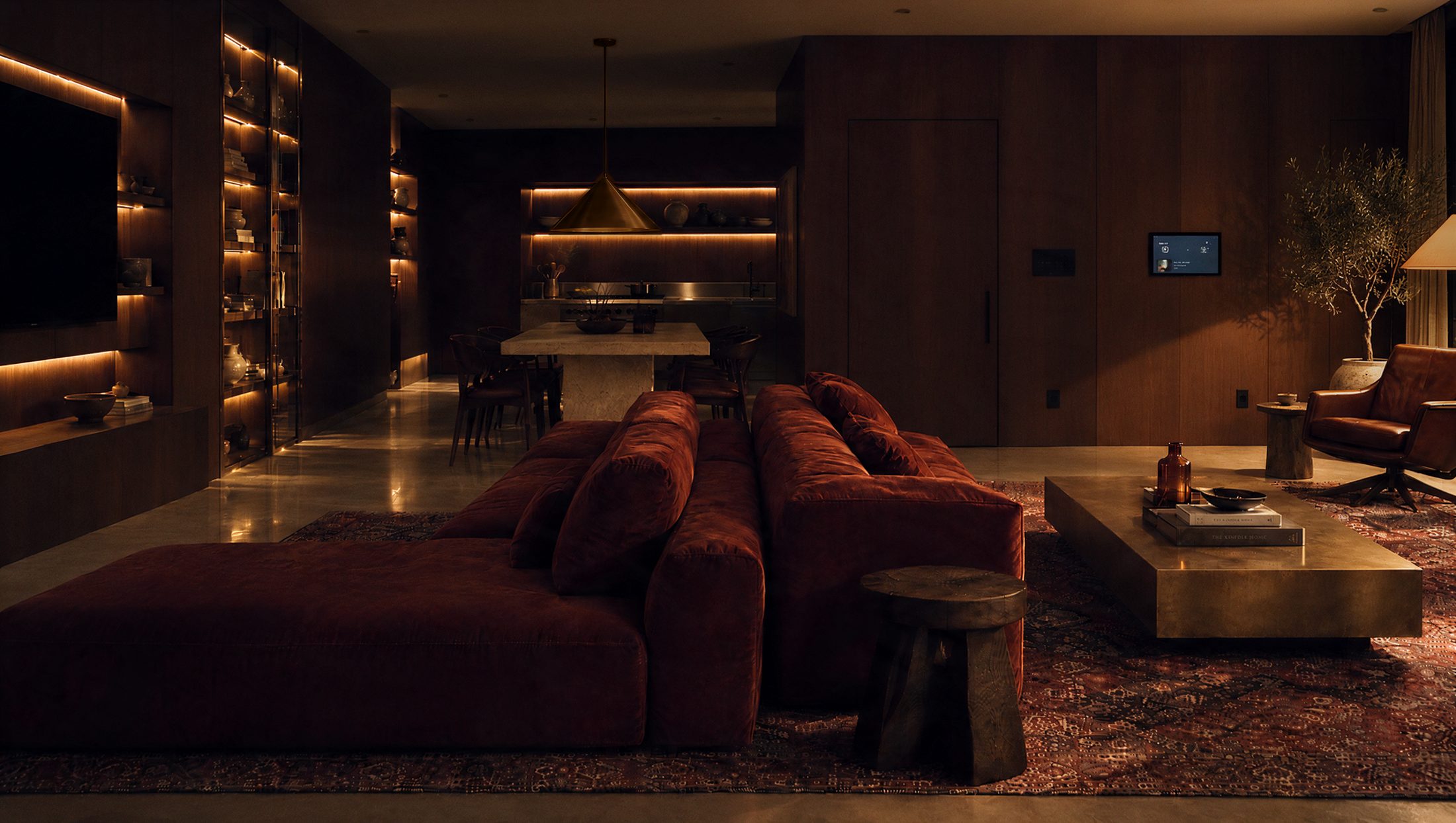 A mesma sala em cena lounge, luz baixa e quente